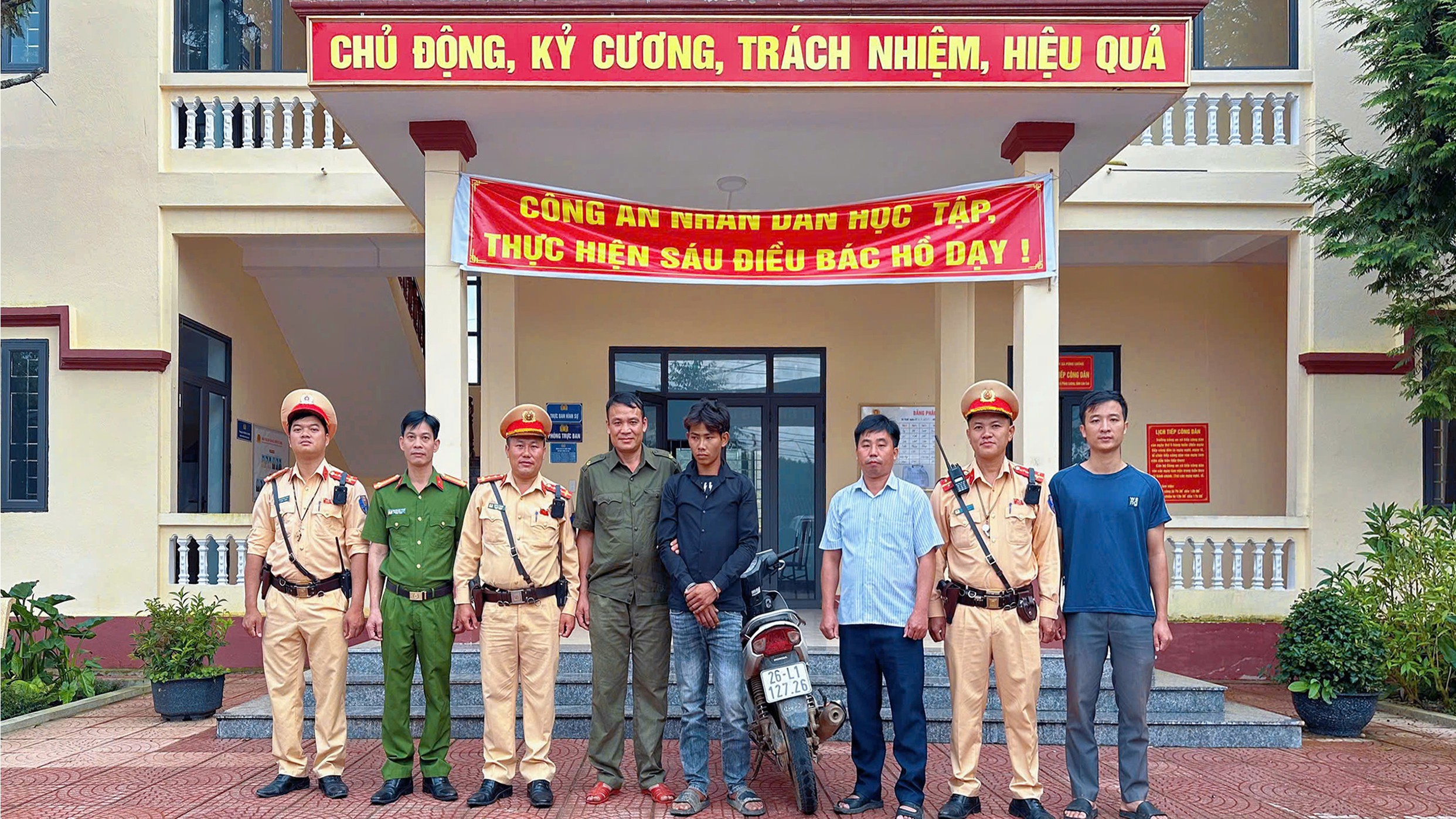 Đối tượng bị bắt giữ cùng tang vật. anh-1.jpg