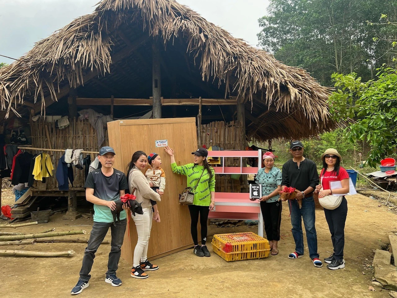 Đại diện UGVB trao quà cho người dân xã Khánh Yên Thượng, huyện Văn Bàn.