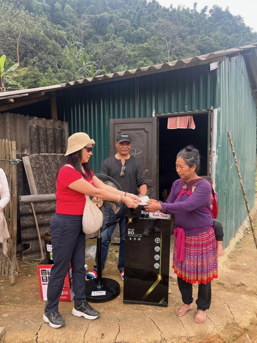 Chị Nguyễn Thị Phượng (áo đỏ), thay mặt UGVB trao quà cho người dân xã Khánh Yên Thượng, huyện Văn Bàn.