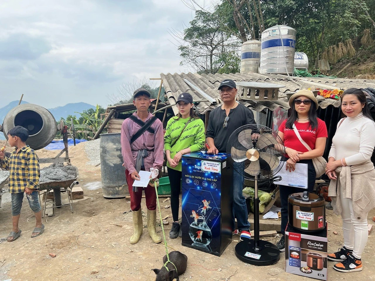 Đại diện UGVB trao quà cho người dân xã Khánh Yên Thượng, huyện Văn Bàn.