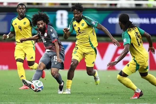 Jamaica (áo vàng) đã đánh bại New Caledonia để tiếp tục hành trình tìm vé dự World Cup 2026.