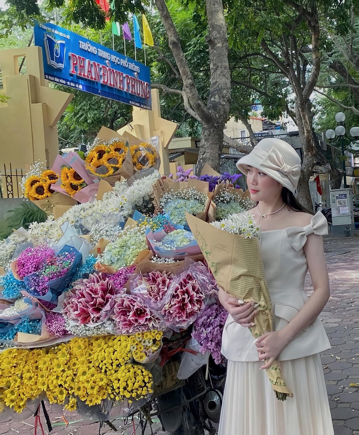 Check in xa hoa tại đường Phan Đình Phùng. Check in xa hoa tại đường Phan Đình Phùng.
