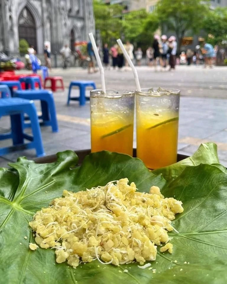 Thưởng cốm Hà Nội.