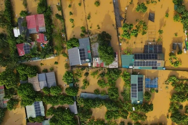 Hàng nghìn ngôi nhà vẫn bị ngập do mưa lũ sau bão số 11.