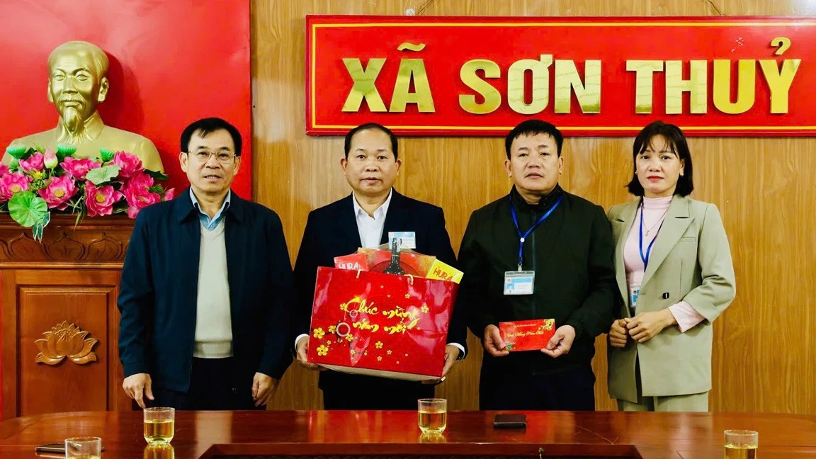 dong-chi-pham-toan-thang-uy-vien-ban-thuong-vu-truong-ban-to-chuc-tinh-da-trao-qua-tet-cua-tinh-uy-hdnd-ubnd-tinh-cho-chinh-quyen-xa-son-thuy.jpg