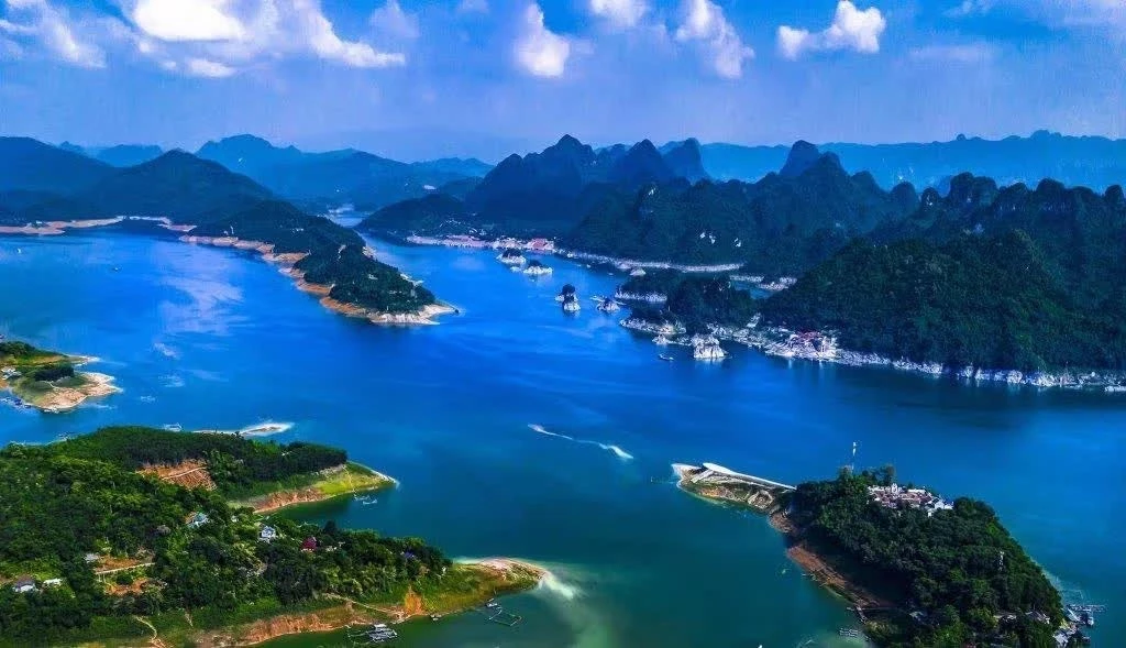 Trên mặt hồ và quanh hồ Hoà Bình có tiềm năng lớn về du lịch. Nếu cơ chế sử dụng đất kết hợp đa mục đích được áp dụng sẽ tạo động lực lớn về phát triển kinh tế - xã hội cho địa phương.