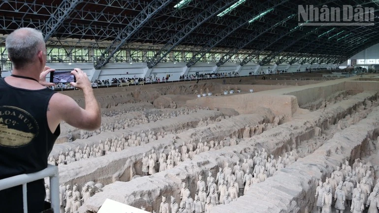 Một du khách nước ngoài chụp ảnh tại Bảo tàng tượng đất nung Tần Thủy Hoàng ở tỉnh Thiểm Tây.