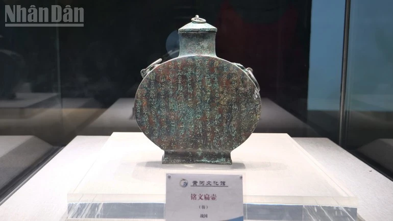 Ấm đồng thời Chiến quốc được trưng bày tại Bảo tàng văn hóa Hoàng Hà, tỉnh Sơn Đông.