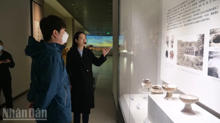 Khách tham quan nghe thuyết trình về di chỉ khảo cổ tại Bảo tàng văn hóa Hoàng Hà ở tỉnh Sơn Đông.