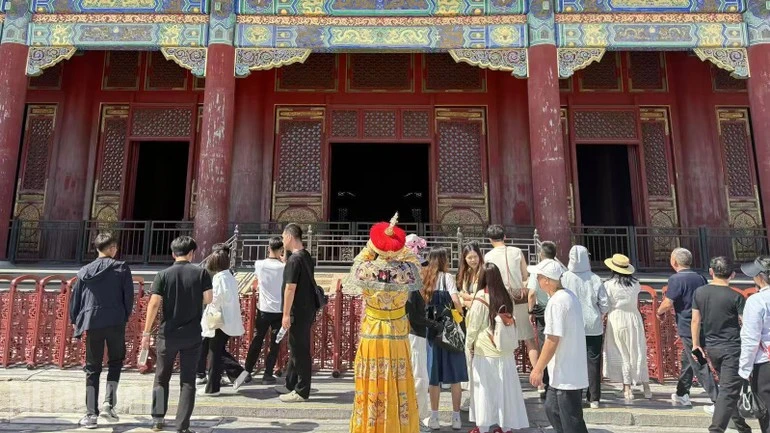 Du khách chỉ được quan sát từ xa, qua hàng rào cách ly đối với ngai vàng ở điện Thái Hòa trong Cố Cung.