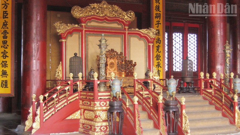 Một ngai vàng của hoàng đế trong Cố Cung, Bắc Kinh. Một ngai vàng của hoàng đế trong Cố Cung, Bắc Kinh.