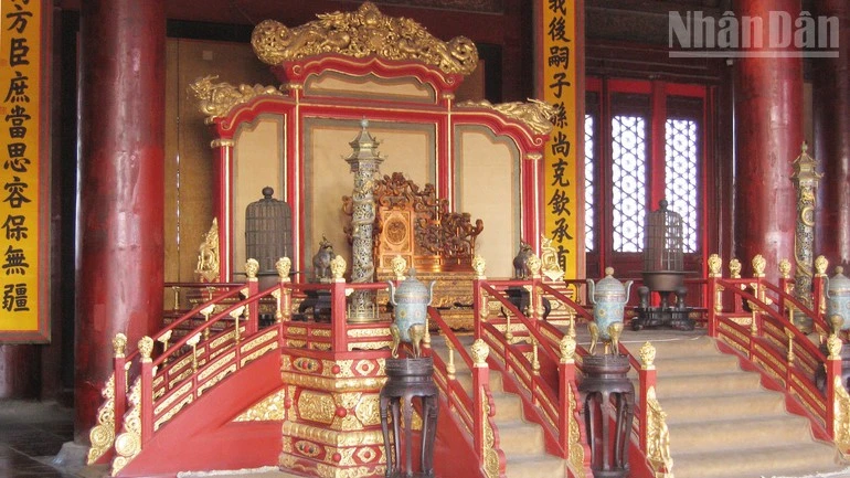 Một ngai vàng của hoàng đế trong Cố Cung, Bắc Kinh.