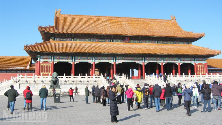Kiểm soát lượng khách tham quan để tạo một không gian tham quan an toàn, không bị quá tải trong Cố Cung, Bắc Kinh. Kiểm soát lượng khách tham quan để tạo một không gian tham quan an toàn, không bị quá tải trong Cố Cung, Bắc Kinh.