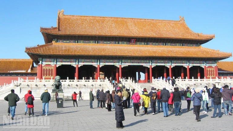 Kiểm soát lượng khách tham quan để tạo một không gian tham quan an toàn, không bị quá tải trong Cố Cung, Bắc Kinh.