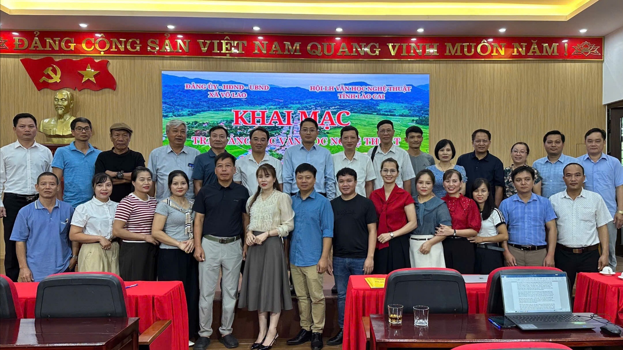 Hội viên tham gia trại sáng tác tại xã Võ Lao. 2.jpg