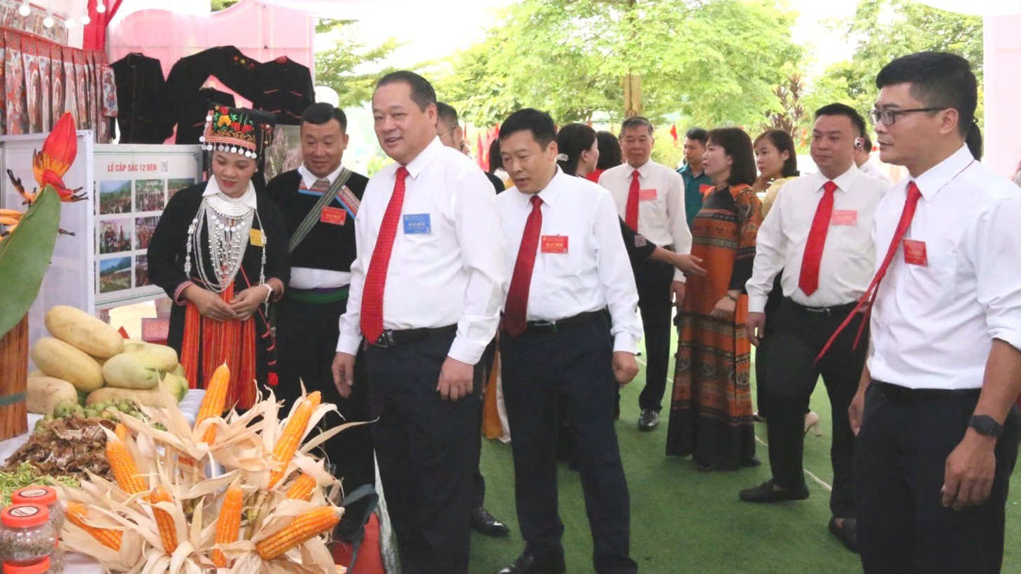 Đồng chí Lý Bình Minh tham quan gian hàng trưng bày tại đại hội. tham-2-7628.jpg