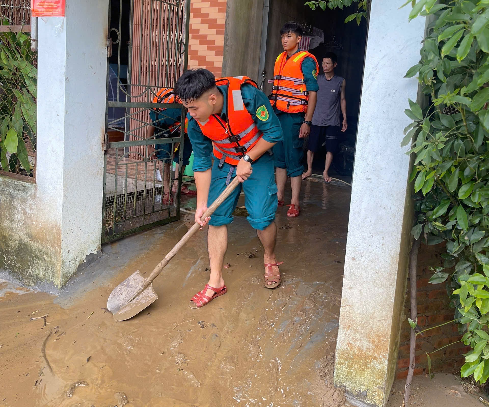 Cán bộ, chiến sĩ tham gia khắc phục hậu quả mưa lũ. Cán bộ, chiến sĩ tham gia khắc phục hậu quả mưa lũ.