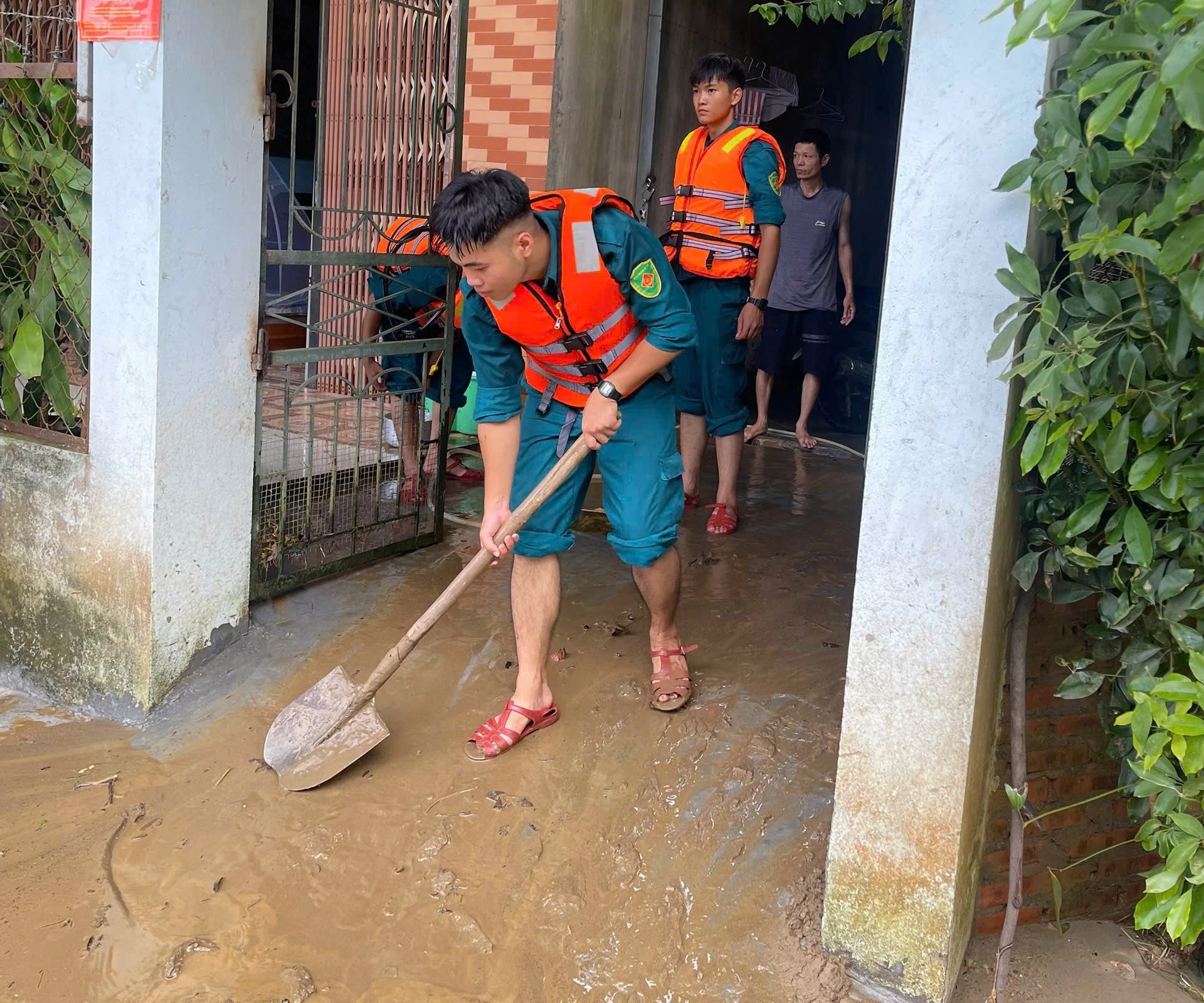Cán bộ, chiến sĩ tham gia khắc phục hậu quả mưa lũ.