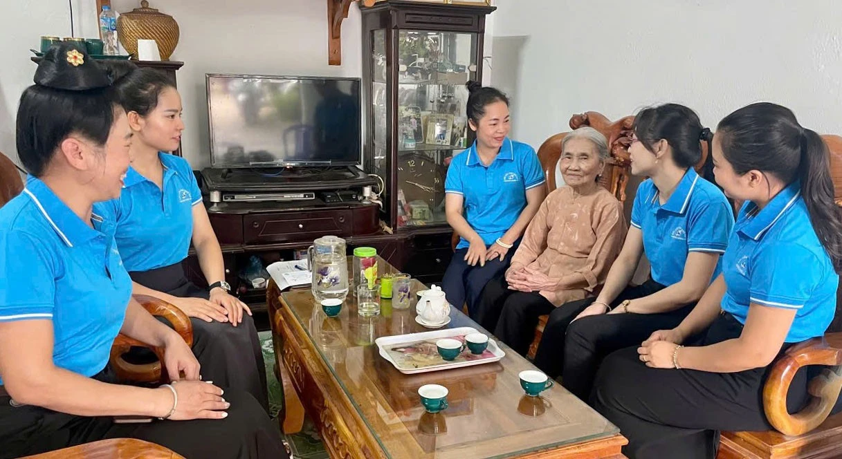 Hội Phụ nữ Phường Nghĩa Lộ thăm hỏi gia đình chính sách.