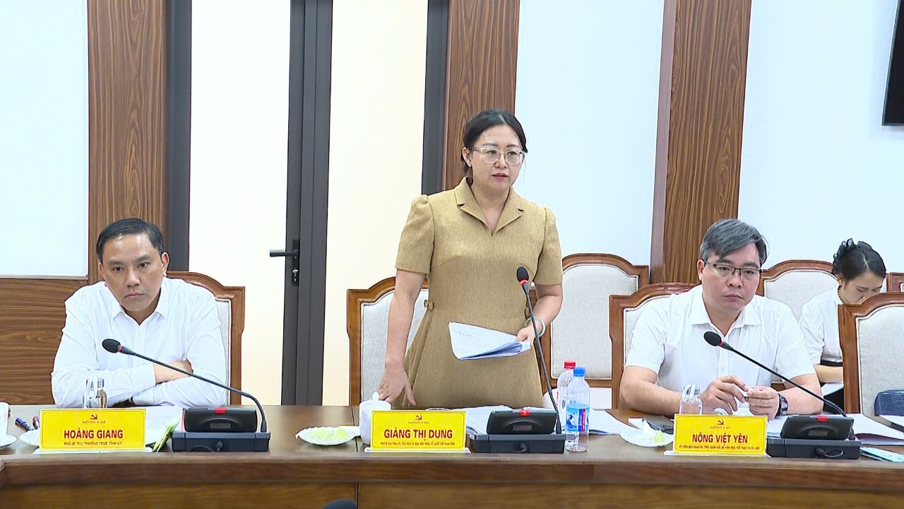 Đồng chí Giàng Thị Dung, Phó Bí thư Tỉnh ủy, Chủ tịch Ủy ban MTTQ Việt Nam tỉnh phát biểu tại cuộc họp. z6847079308708-e53bbdc827693bd2b53ac9064d19c38e.jpg