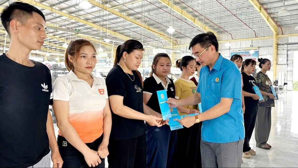 Đồng chí Nguyễn Chương Phát, Chủ tịch LĐLĐ tỉnh Lào Cai tặng quà công nhân, lao động có hoàn cảnh khó khăn. z6833905042773-858d9dfcabbbf25347ca1b00625d2c05.jpg