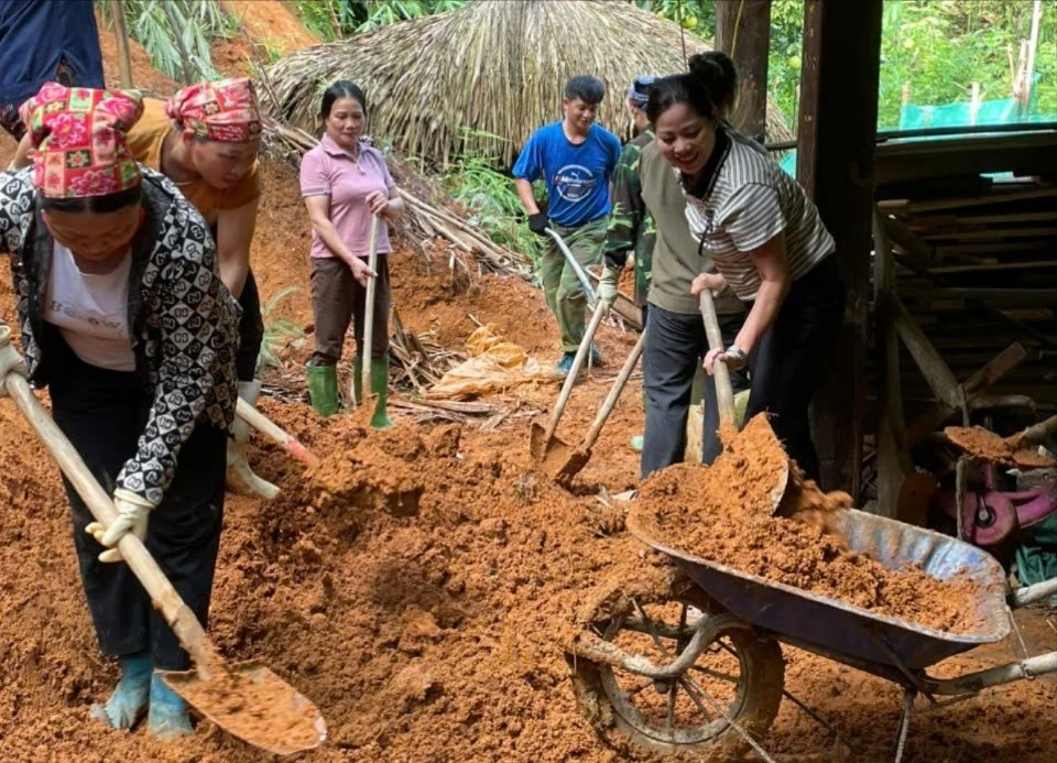 Hội Phụ nữ xã Khánh Hoà tham gia sửa nhà cho gia đình liệt sĩ.