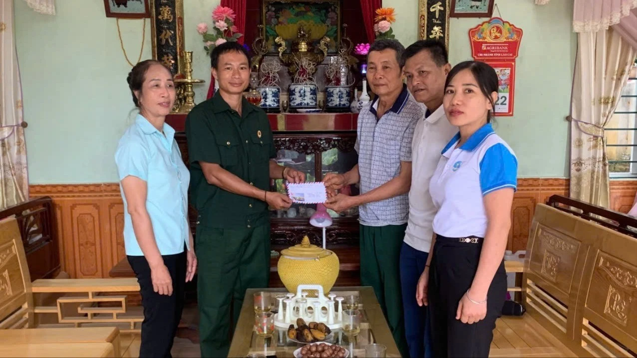 Hội Phụ nữ xã Văn Bàn thăm hỏi gia đình chính sách.