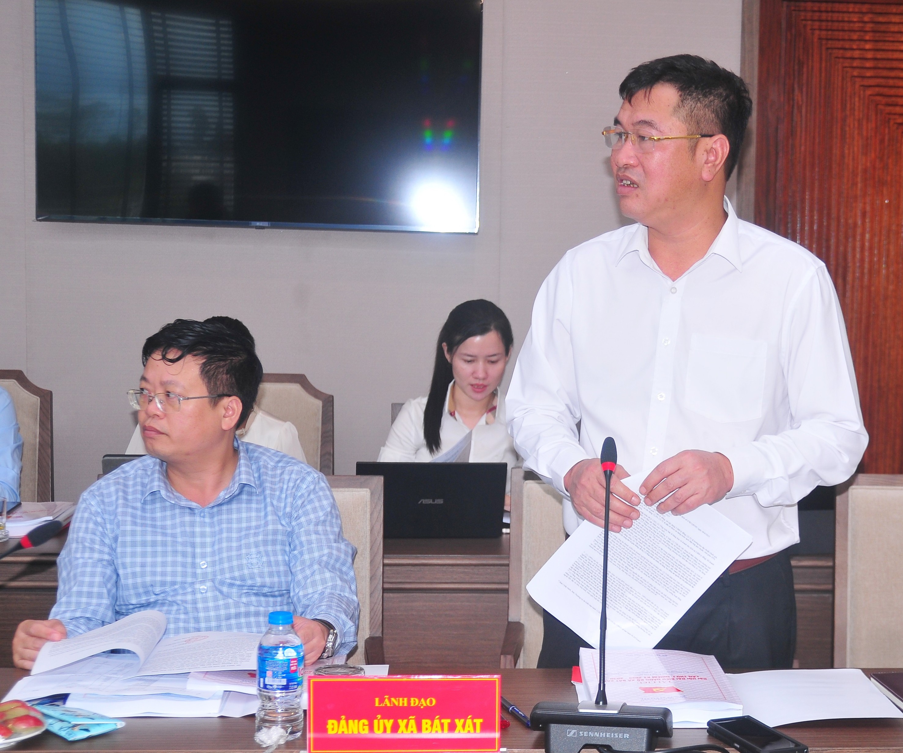 Đồng chí Nguyễn Trung Triều, Bí thư Đảng ủy xã Bát Xát trình bày dự thảo văn kiện. duc-1912.jpg