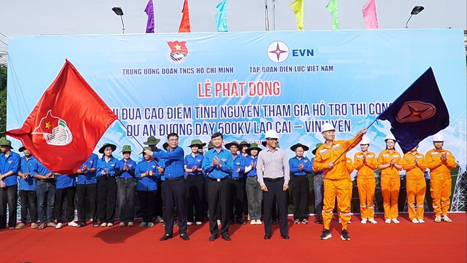 Các đại biểu thực hiện nghi lễ phát động đợt thi đua cao điểm. sequence-0101-09-37-03still083.jpg