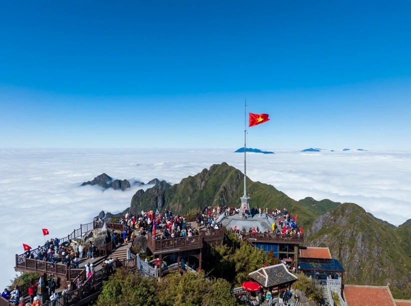 Đỉnh Fansipan (Lào Cai) nơi thu hút khách du lịch. Đỉnh Fansipan (Lào Cai) nơi thu hút khách du lịch.