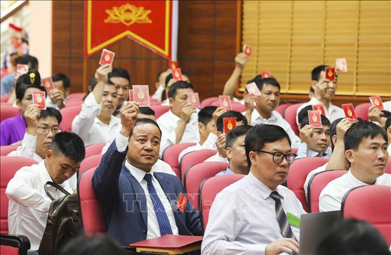 Ban Bí thư yêu cầu đổi Thẻ đảng viên trong toàn Đảng. Ban Bí thư yêu cầu đổi Thẻ đảng viên trong toàn Đảng.