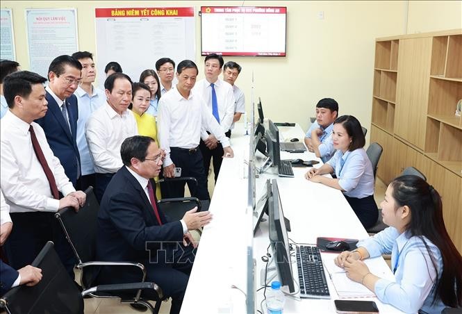 Thủ tướng Phạm Minh Chính thăm Trung tâm phục vụ hành chính công phường Hồng An, thành phố Hải Phòng. hai-phong-6725-10.jpg