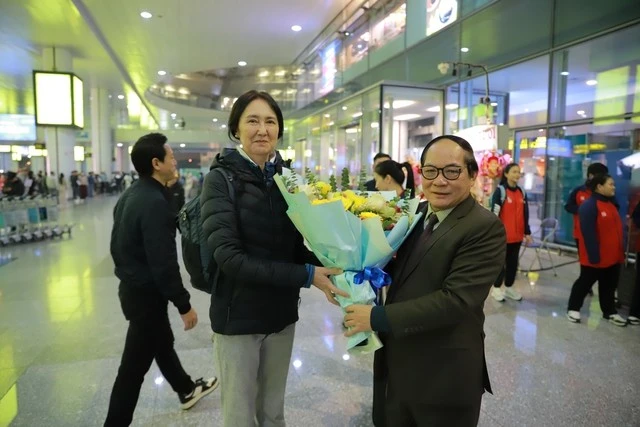 Ông Đồng Đại Lộc, Phó Chủ tịch Liên đoàn Bắn súng Việt Nam đón và tặng hoa chuyên gia Mông Cổ Byambajavyn Altantsetseg.