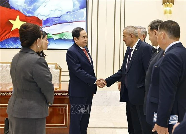 Chủ tịch Quốc hội Trần Thanh Mẫn với các thành viên đoàn Uzbekistan.