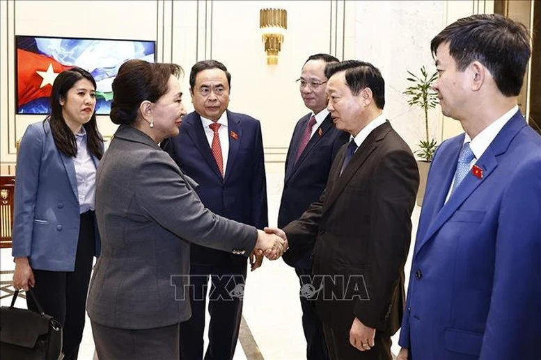 Chủ tịch Thượng viện Uzbekistan Tanzila Narbaeva với các thành viên đoàn Việt Nam.