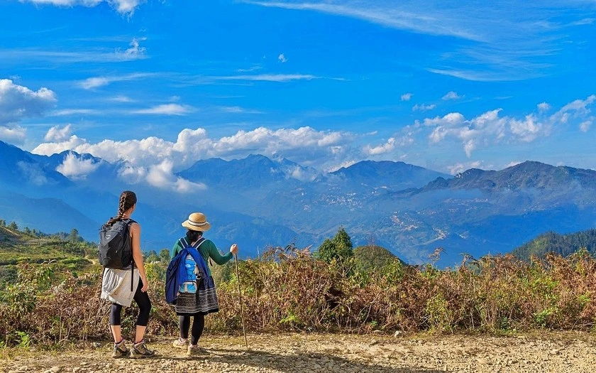 Các tour đi bộ đường dài (trekking) Sa Pa khám phá nét đẹp văn hoá của các dân tộc vùng cao là một phần cốt lõi của trải nghiệm du lịch ở miền Bắc rất cuốn hút du khách quốc tế khi tới Việt Nam.