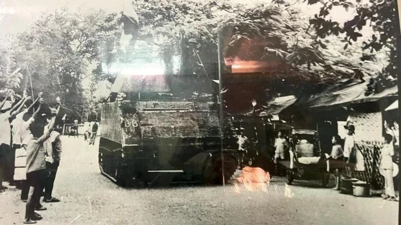 Quân ta và nhân dân Bình Thuận nô nức xuống đường mừng giải phóng quê hương 19/4/1975.