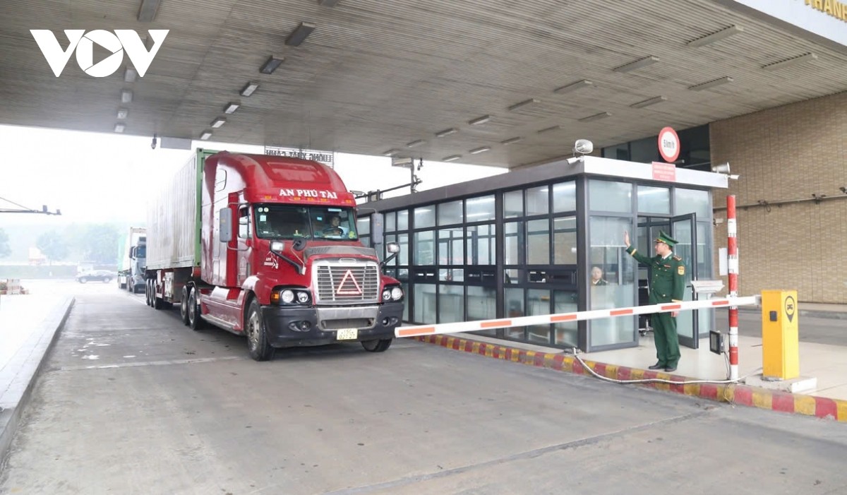 Những chuyến xe hàng đầu tiên của năm Bính Ngọ thông quan qua cửa khẩu Kim Thành.