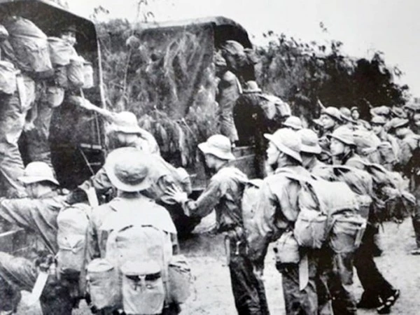 Lớp lớp cán bộ Công an Hà Nội hăng hái lên đường chi viện cho An ninh miền Nam trong kháng chiến chống Mỹ, cứu nước.