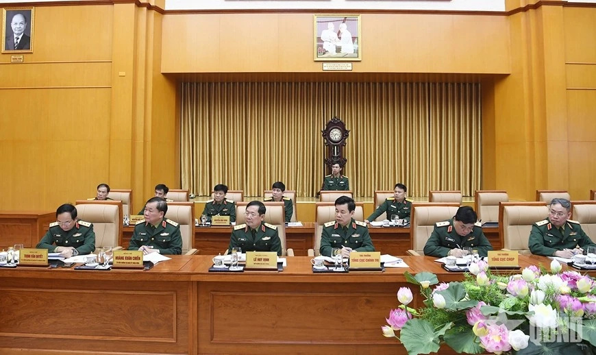 Thượng tướng Trịnh Văn Quyết (ngoài cùng, bên trái) và các đại biểu dự hội nghị.