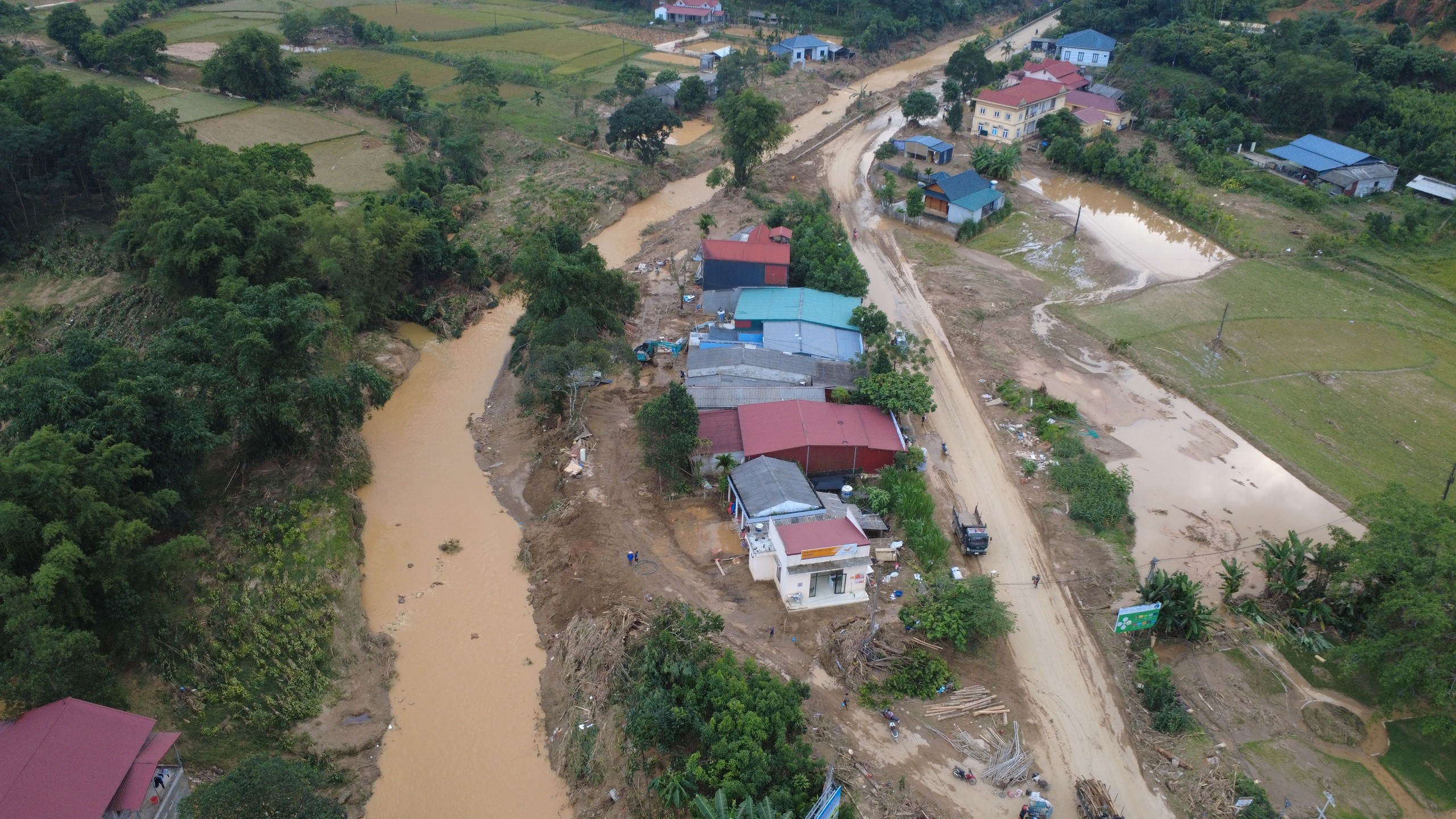 Một tuần sau thiên tai, 236 hộ dân đã trở về nhà; đường làng thông suốt, điện sáng trở lại, trường học và trạm y tế được dọn sạch bùn đất. Một tuần sau thiên tai, 236 hộ dân đã trở về nhà; đường làng thông suốt, điện sáng trở lại, trường học và trạm y tế được dọn sạch bùn đất.