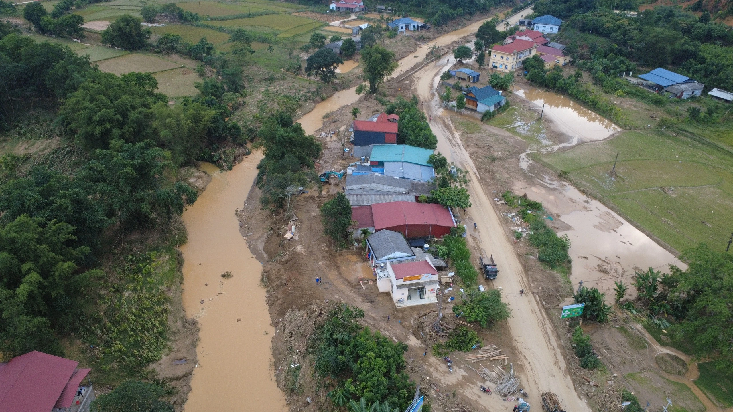 Một tuần sau thiên tai, 236 hộ dân đã trở về nhà; đường làng thông suốt, điện sáng trở lại, trường học và trạm y tế được dọn sạch bùn đất.