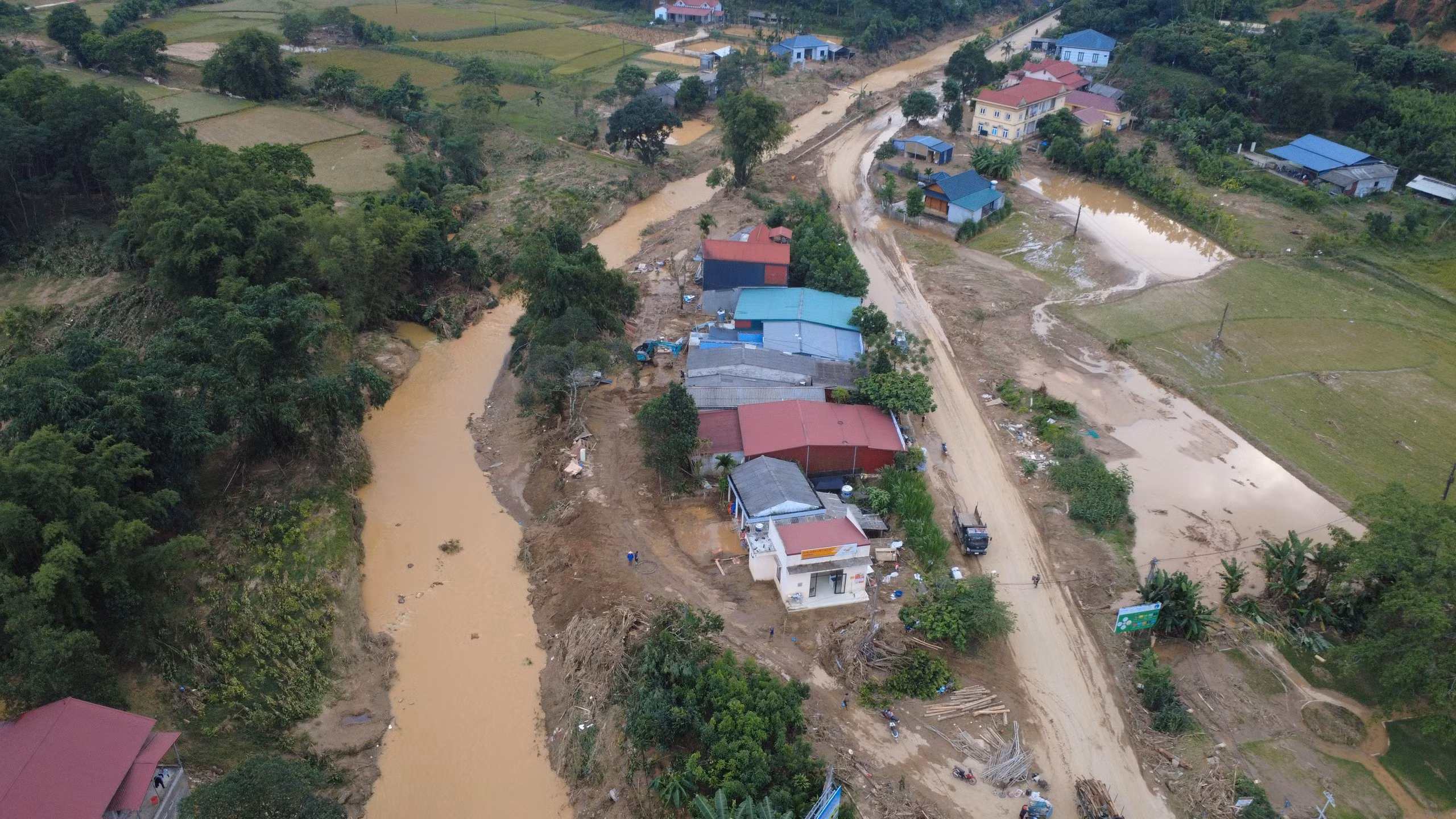 Một tuần sau thiên tai, 236 hộ dân đã trở về nhà; đường làng thông suốt, điện sáng trở lại, trường học và trạm y tế được dọn sạch bùn đất.