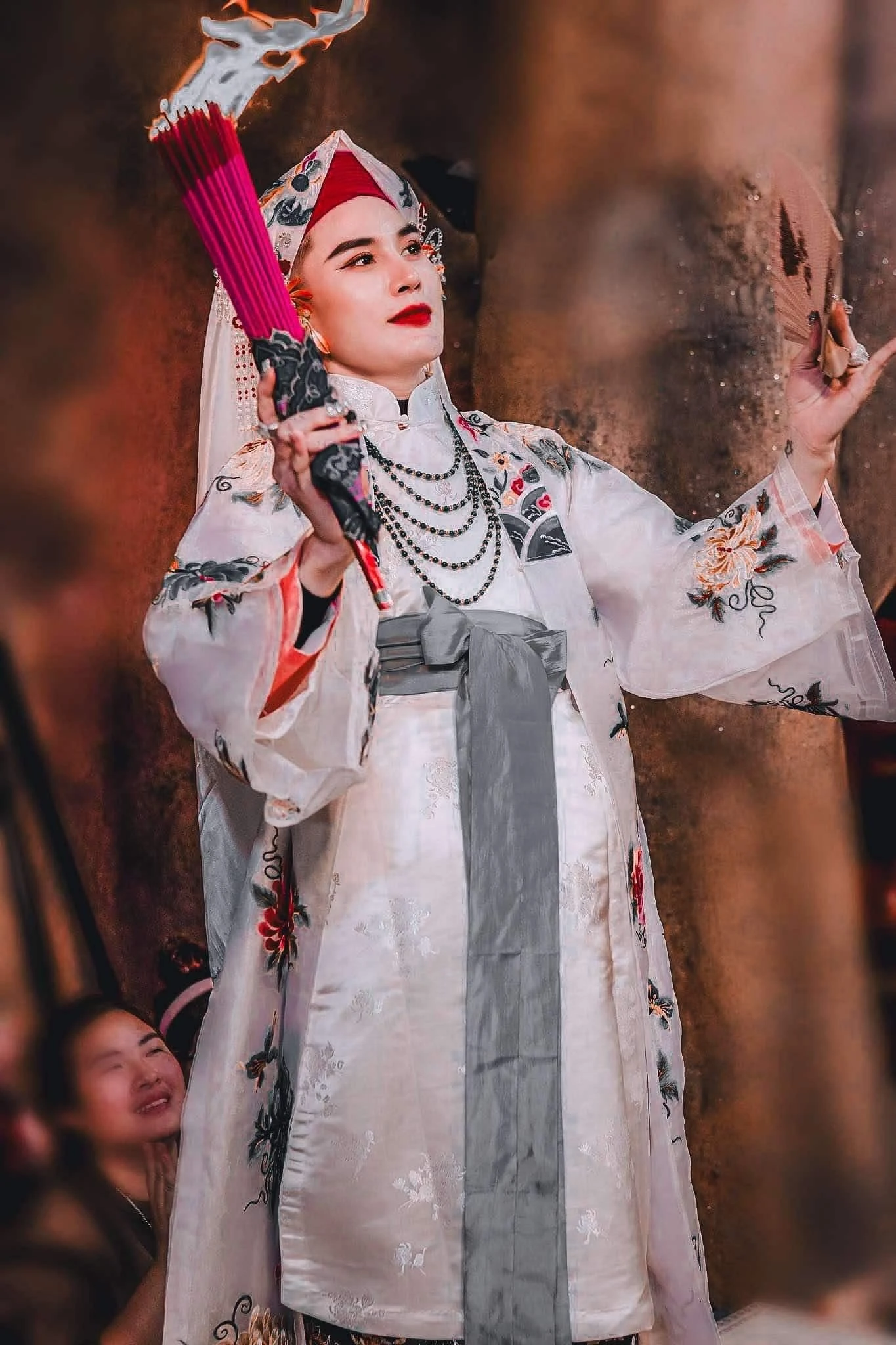 Nghệ nhân Đoàn Văn Bắc trong một giá hầu.