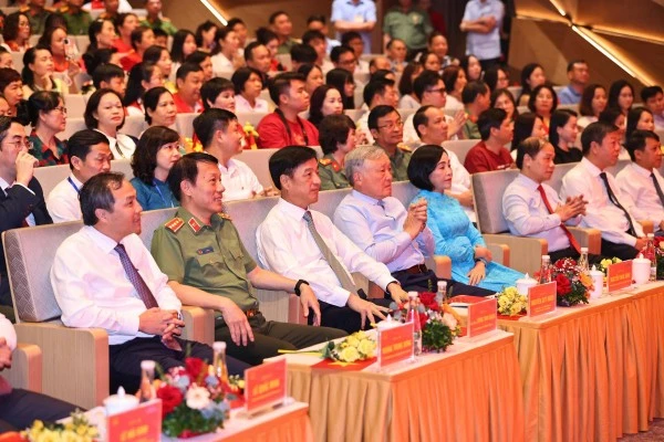 Chủ nhiệm Ủy ban Kiểm tra Trung ương Nguyễn Duy Ngọc; Phó Thủ tướng Thường trực Chính phủ Nguyễn Hòa Bình; Bộ trưởng Bộ Công an Lương Tam Quang cùng các đồng chí lãnh đạo, đại biểu dự chương trình.