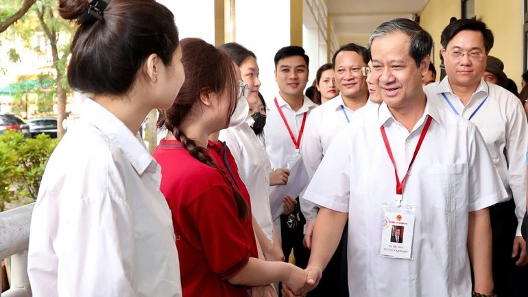 Bộ trưởng Giáo dục và Đào tạo Nguyễn Kim Sơn động viên thí sinh tại một điểm thi trong Kỳ thi tốt nghiệp THPT năm 2025.