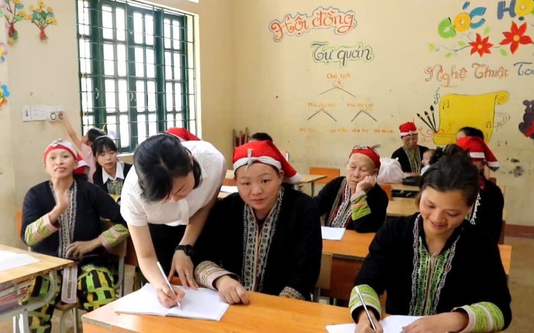 Một lớp học xóa mù chữ dành cho phụ nữ người Dao đỏ ở Lào Cai. Một lớp học xóa mù chữ dành cho phụ nữ người Dao đỏ ở Lào Cai.