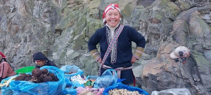 Chị Phàn Tả Mẩy thường xuyên học hỏi cập nhật thông tin để phục vụ bán hàng.