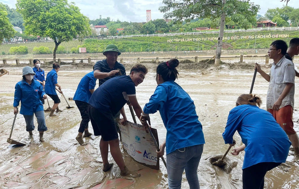 Sinh viên tình nguyện tại đường An dương vương tp Lào Cai.jpg