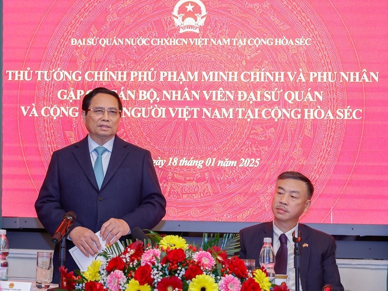 Thủ tướng Phạm Minh Chính ân cần thăm hỏi, nói chuyện với cán bộ, nhân viên Đại sứ quán, bà con cộng đồng người Việt Nam tại Cộng hoà Czech. Thủ tướng Phạm Minh Chính ân cần thăm hỏi, nói chuyện với cán bộ, nhân viên Đại sứ quán, bà con cộng đồng người Việt Nam tại Cộng hoà Czech.